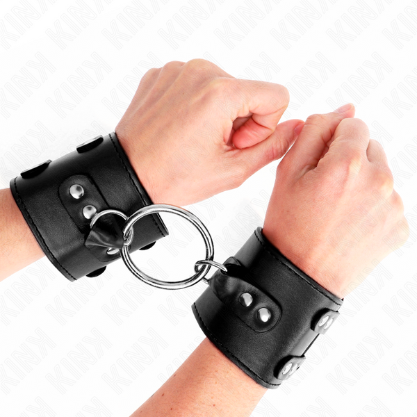 KINK - Faste håndleddsmansjetter med ring og nagler Sort justerbare